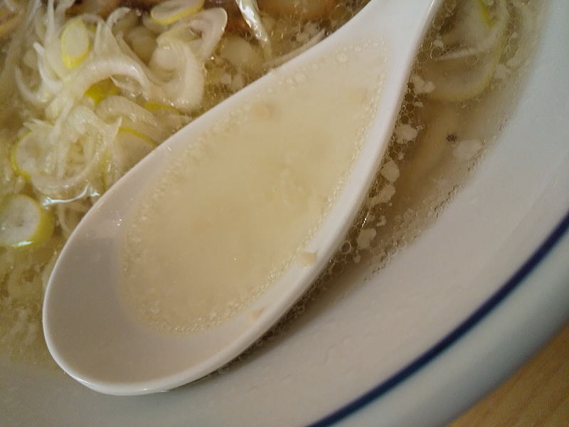 らーめん鱗 スープ / 京都グルメガイド