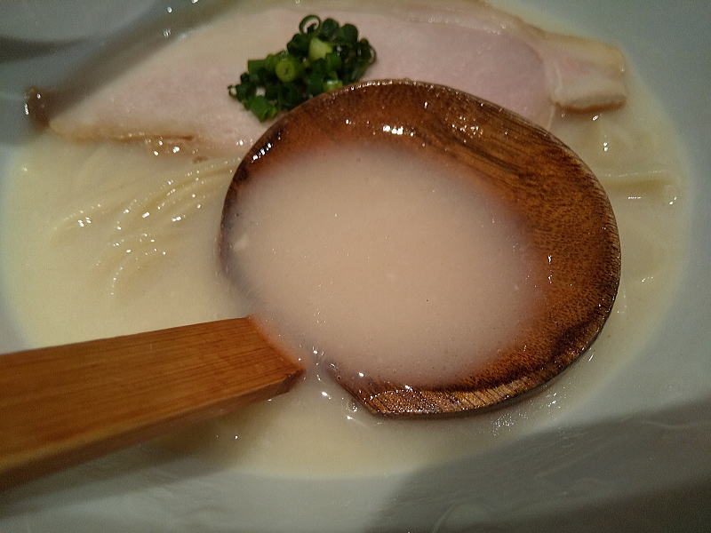 麺と心７ スープ / 大阪 ラーメン