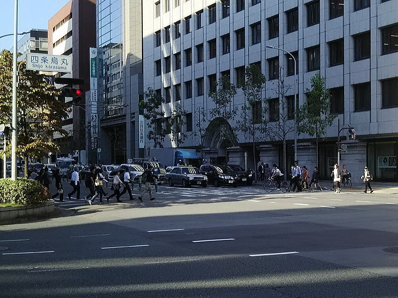 四条烏丸交差点 / 京都グルメガイド