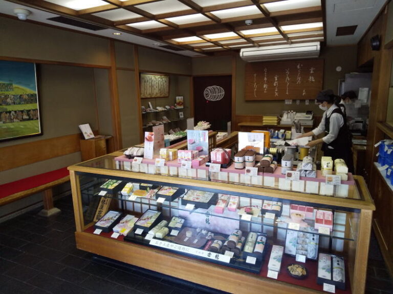 俵屋吉富 雲龍・白雲龍 相国寺の雲龍図を模した美味しい和菓子 - 京都グルメ食べ歩きガイド